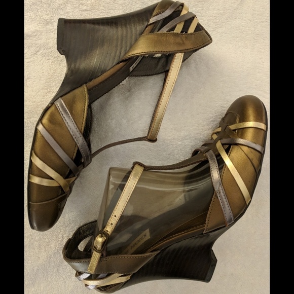 Steve Madden Matte Bronze & Metallic T Strap Wedge - Picture 1 of 6